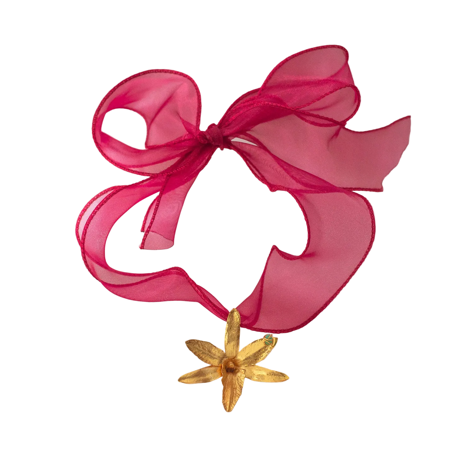 Collar con gran lazo de organza color magenta que sostiene un dije de orquídea real dorada con una pequeña esmeralda incrustada.