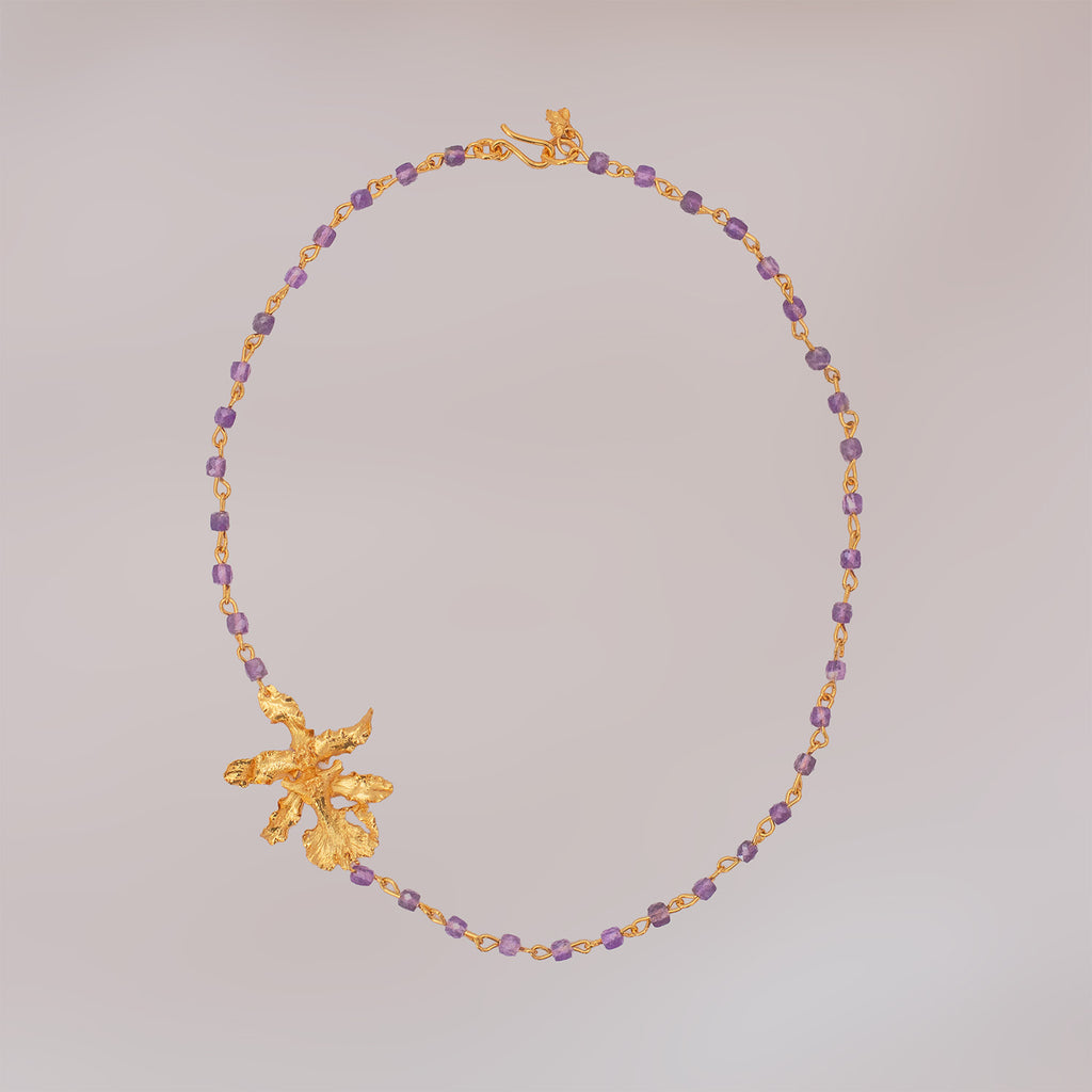Joyería botánica de lujo, collar delicado con flor natural metalizada y cuarzo violeta protector