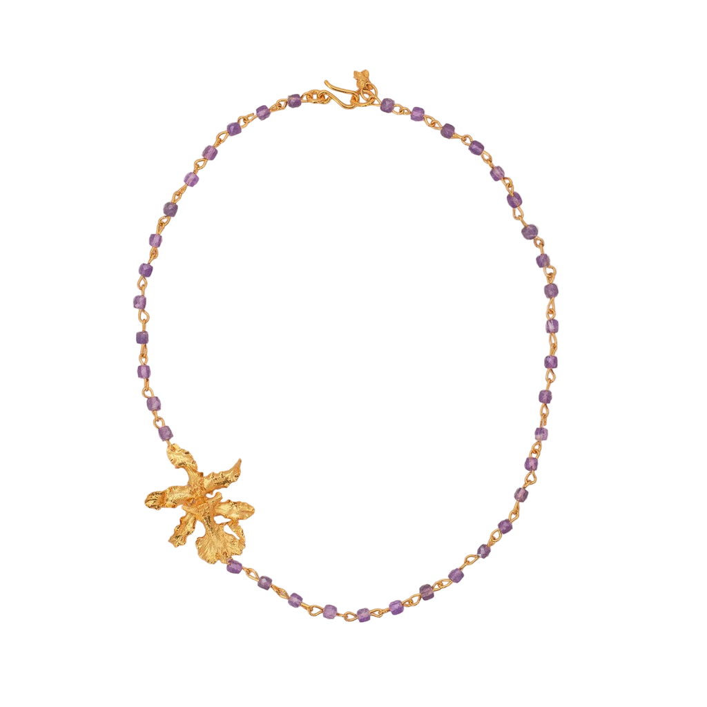 Collar dorado con dije de orquídea pequeña tipo Chocolate y piedra natural de cuarzo amatista violeta.