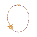 Collar dorado con dije de orquídea pequeña tipo Chocolate y piedra natural de cuarzo amatista violeta.