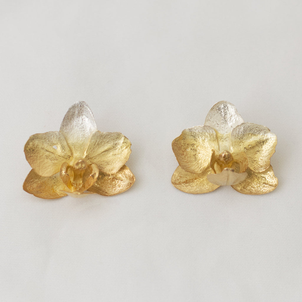Aretes de orquídea Phalaenopsis baby real inmortalizada con fundición orgánica directa, degradé plata ecológica a oro 24k — joyería botánica Colombia
