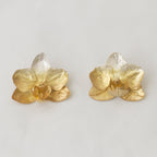 Aretes de orquídea Phalaenopsis baby real inmortalizada con fundición orgánica directa, degradé plata ecológica a oro 24k — joyería botánica Colombia
