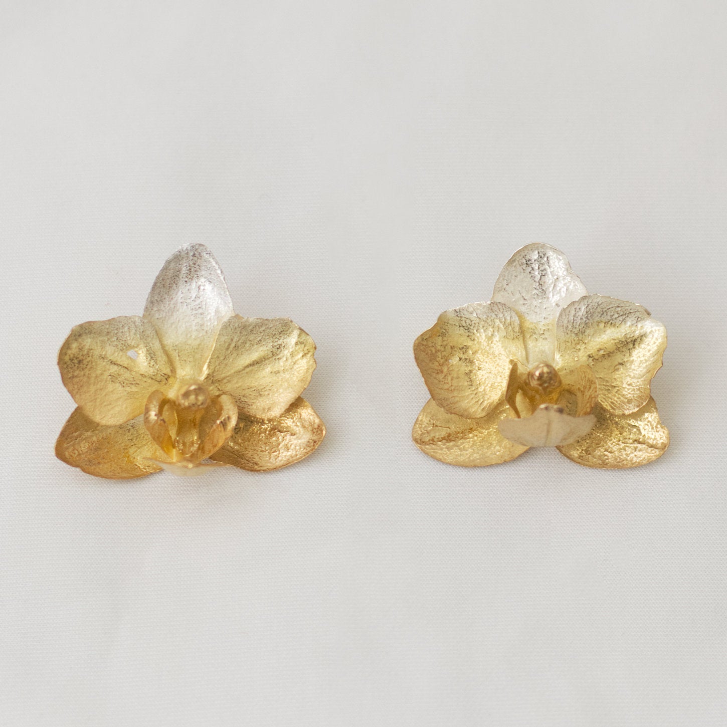 Aretes de orquídea Phalaenopsis baby real inmortalizada con fundición orgánica directa, degradé plata ecológica a oro 24k — joyería botánica Colombia
