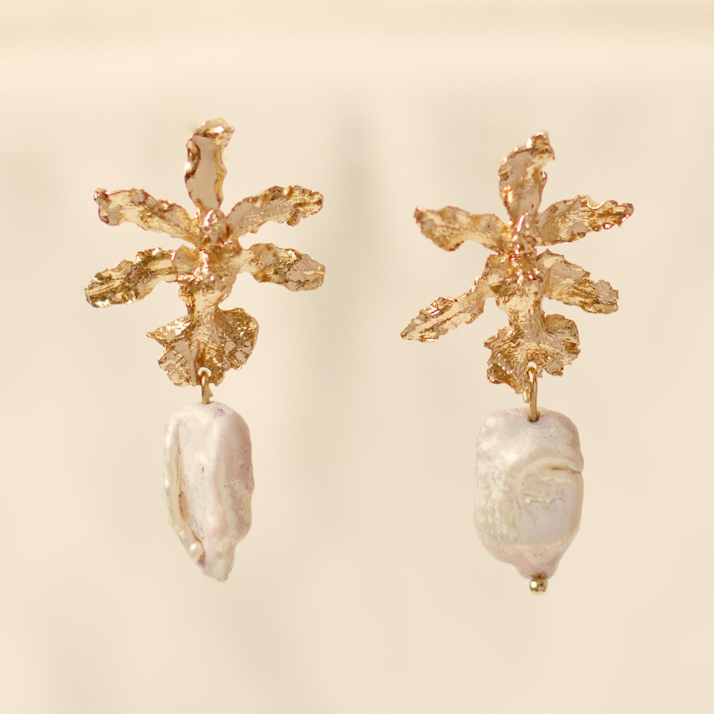 Aretes Orquidea Chocolate con Perla Barroca