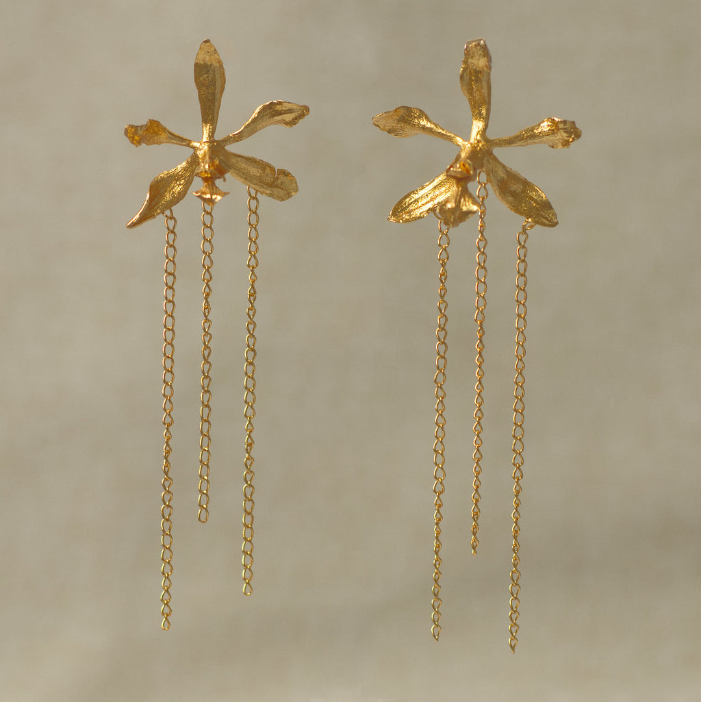 Aretes de orquídea Encyclia oncidioides colombiana real inmortalizada con fundición orgánica, cadenas largas doradas colgantes — joyería botánica Colombia
