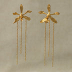 Aretes de orquídea Encyclia oncidioides colombiana real inmortalizada con fundición orgánica, cadenas largas doradas colgantes — joyería botánica Colombia
