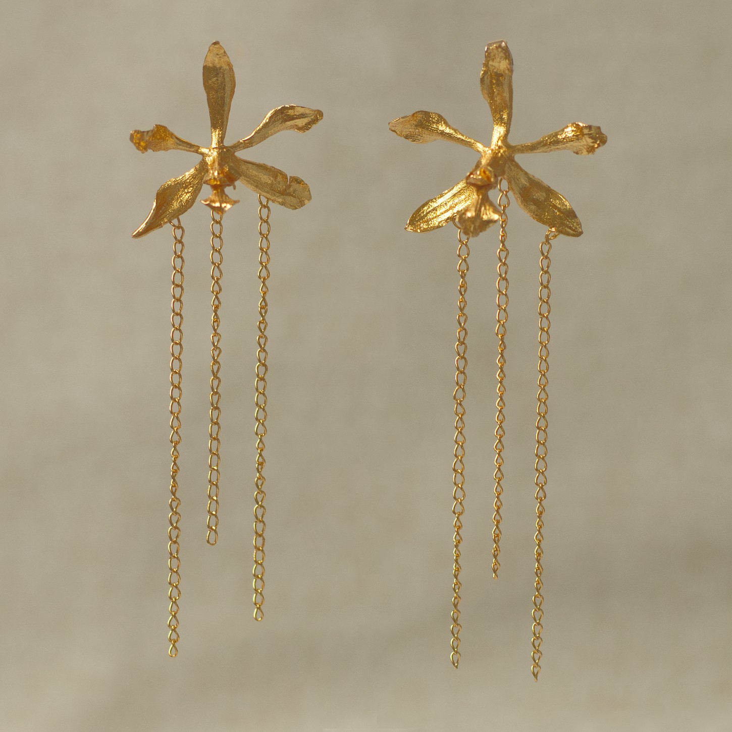 Aretes de orquídea Encyclia oncidioides colombiana real inmortalizada con fundición orgánica, cadenas largas doradas colgantes — joyería botánica Colombia
