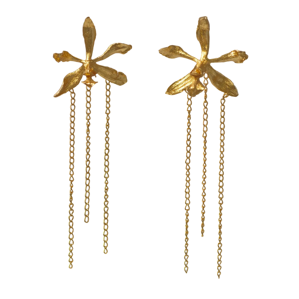 Joyería botánica Colombia: aretes orquídea Encyclia oncidioides oro 24k con cadenas colgantes, flor real inmortalizada, fundición orgánica

