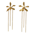 Joyería botánica Colombia: aretes orquídea Encyclia oncidioides oro 24k con cadenas colgantes, flor real inmortalizada, fundición orgánica

