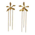 Joyería botánica Colombia: aretes orquídea Encyclia oncidioides oro 24k con cadenas colgantes, flor real inmortalizada, fundición orgánica

