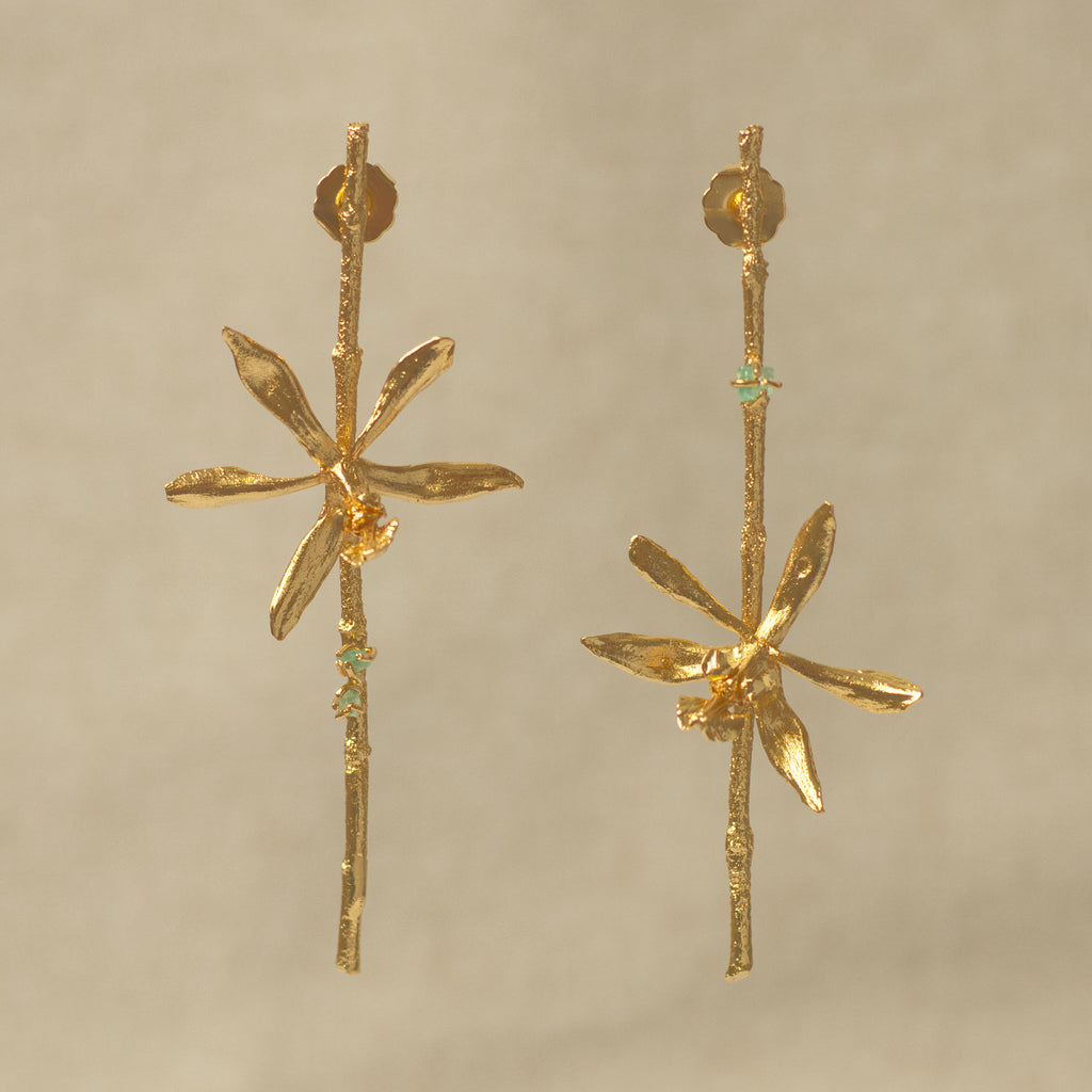 Joyería botánica Colombia: aretes largos ramita orquídea Oncidioides oro 24k con esmeraldas colombianas, fundición orgánica directa

