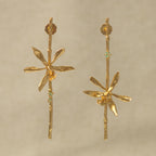 Joyería botánica Colombia: aretes largos ramita orquídea Oncidioides oro 24k con esmeraldas colombianas, fundición orgánica directa

