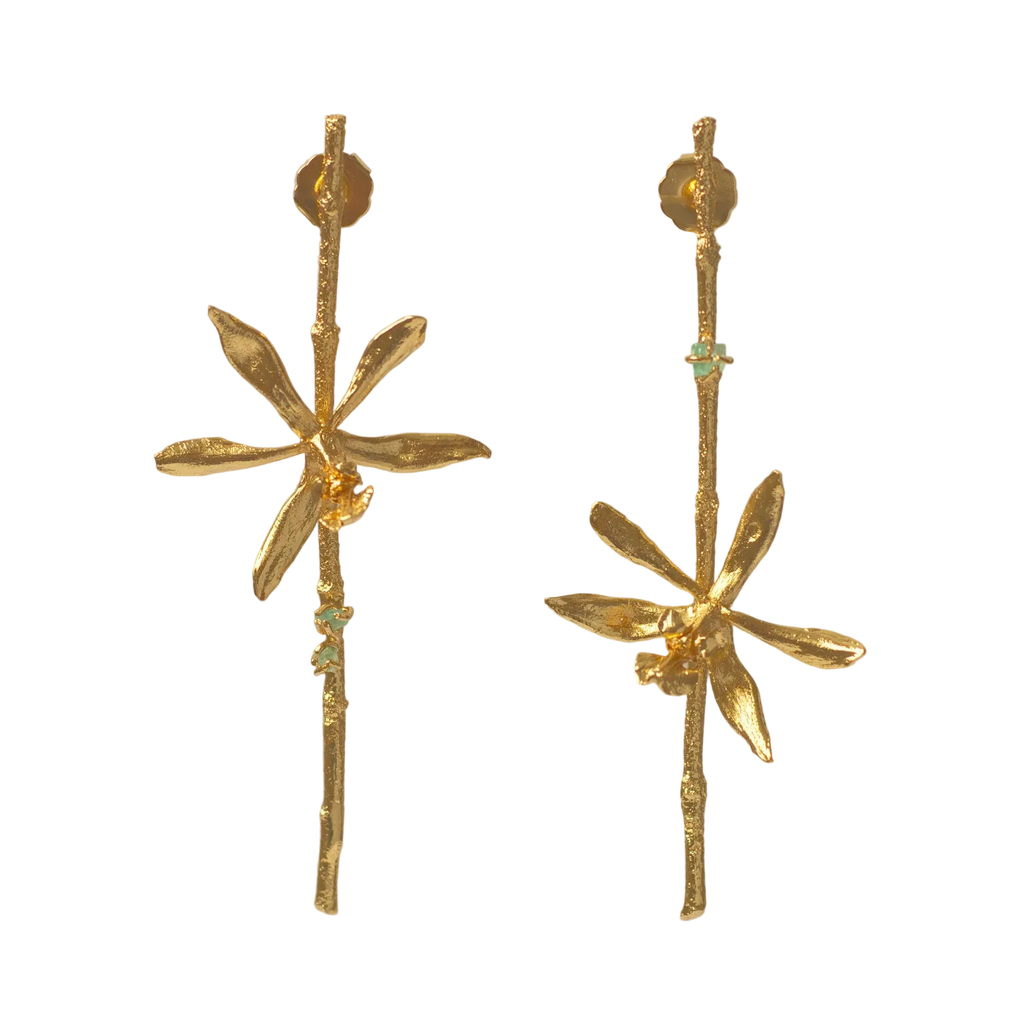 Aretes largos de ramita con orquídea Oncidioides real inmortalizada con fundición orgánica y esmeraldas colombianas — joyería botánica Colombia
