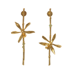 Aretes largos de ramita con orquídea Oncidioides real inmortalizada con fundición orgánica y esmeraldas colombianas — joyería botánica Colombia
