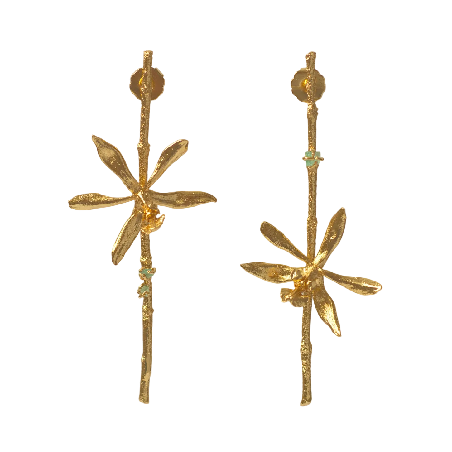 Aretes largos de ramita con orquídea Oncidioides real inmortalizada con fundición orgánica y esmeraldas colombianas — joyería botánica Colombia
