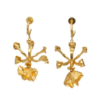 Aretes candonga de orquídea Encyclia cordigera en bronce con baño de oro 24k, gancho y tallo ramificado fundidos — joyería botánica artesanal Colombia
