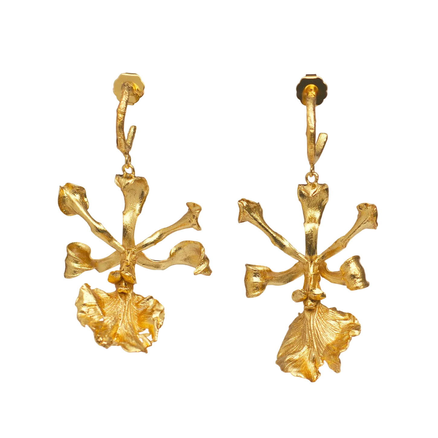 Aretes candonga de orquídea Encyclia cordigera en bronce con baño de oro 24k, gancho y tallo ramificado fundidos — joyería botánica artesanal Colombia
