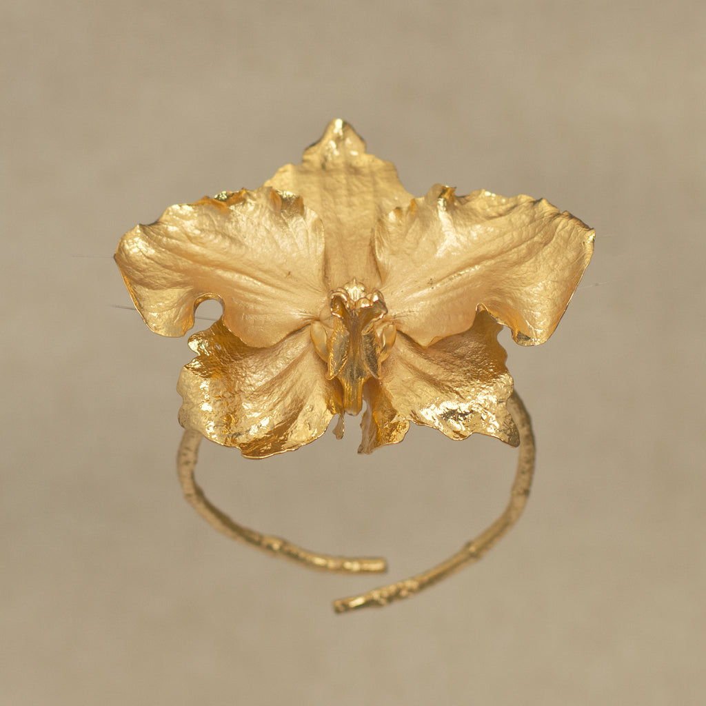 Brazalete de orquídea Vanda Maxi Exotica real inmortalizada con fundición orgánica directa en oro 24k — joyería botánica artesanal Colombia
