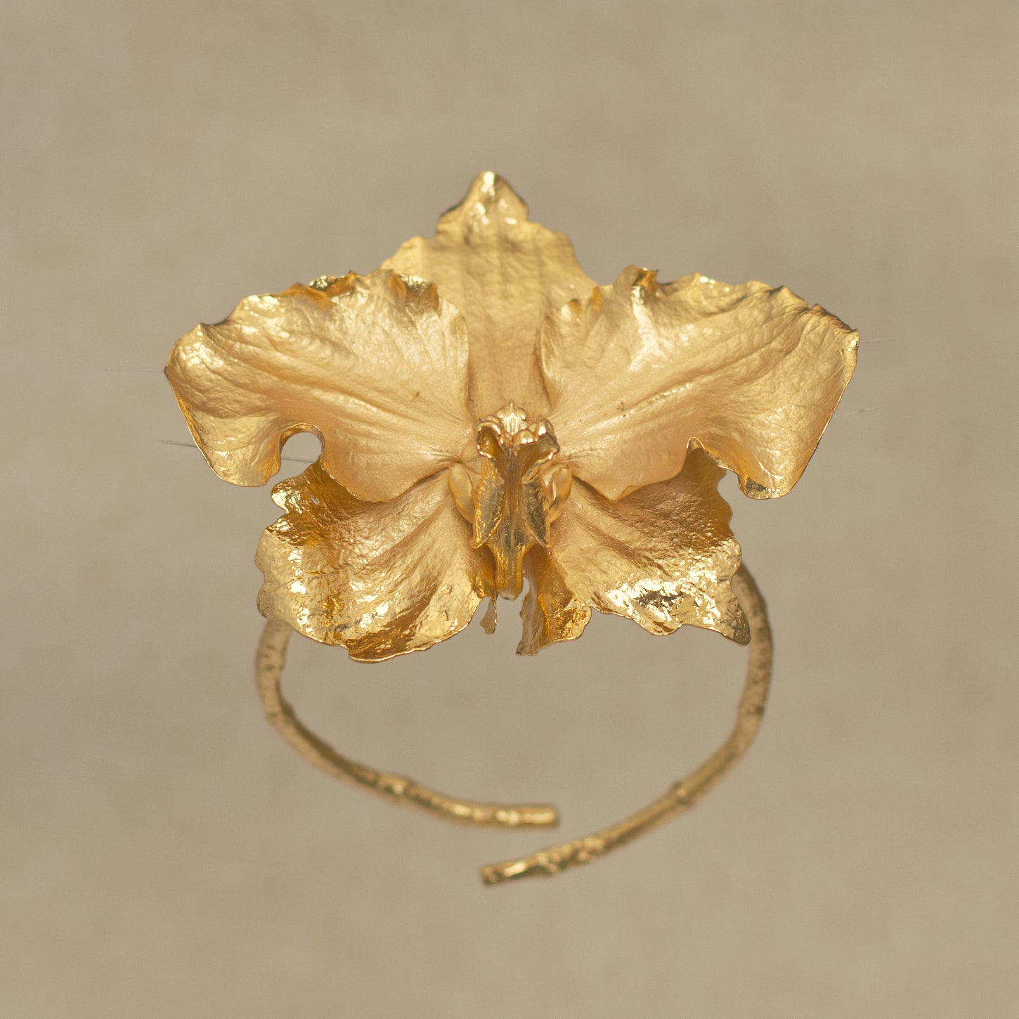 Brazalete de orquídea Vanda Maxi Exotica real inmortalizada con fundición orgánica directa en oro 24k — joyería botánica artesanal Colombia
