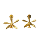 Aretes topo de orquídea Encyclia oncidioides en bronce con baño de oro 24k, flor silvestre colombiana — joyería botánica artesanal Colombia
