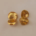 Aretes Topo Eucaliptos en bronce bañado en oro de 24k, destacando la forma única y natural de las hojas de eucalipto de nuestro jardín