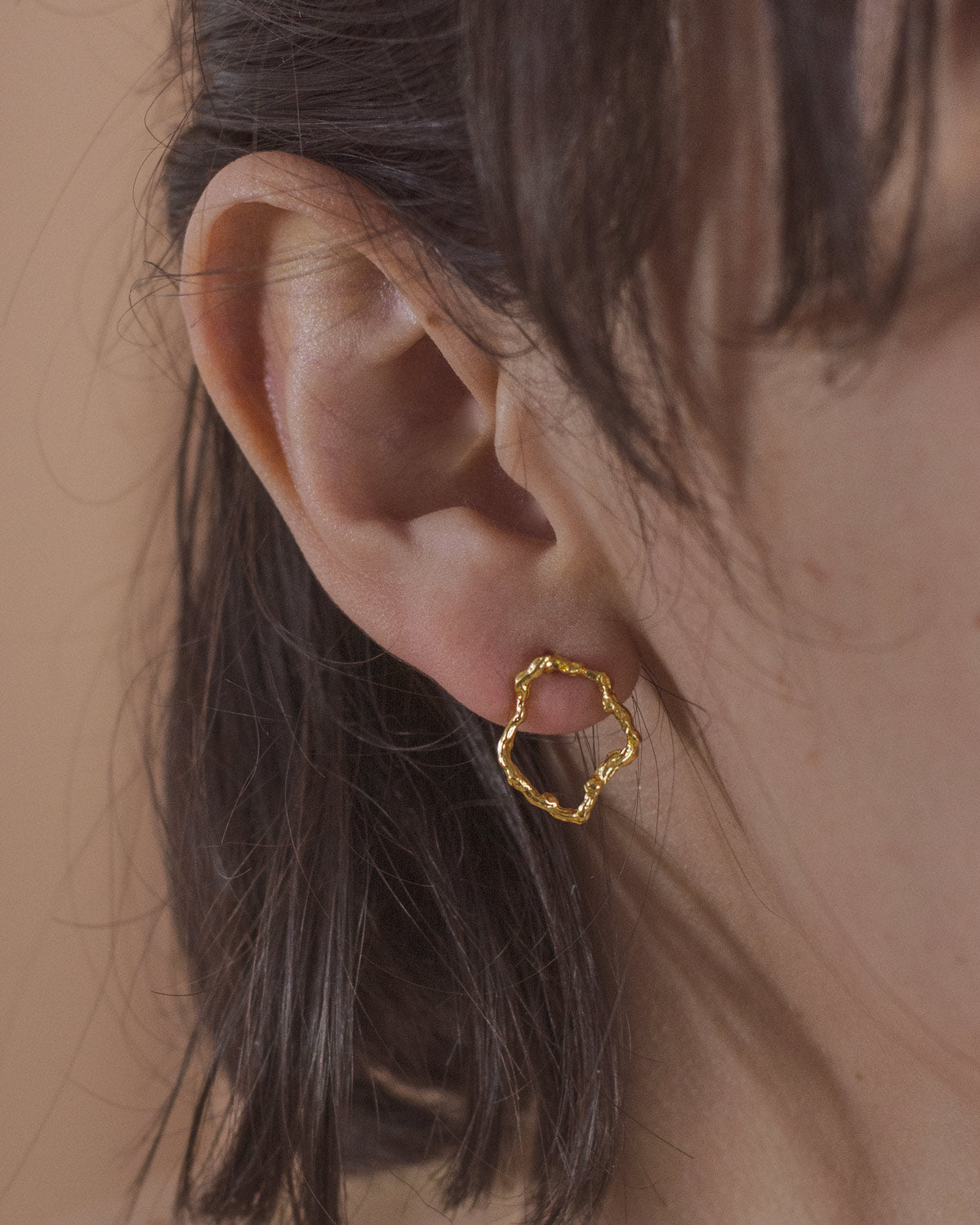 Joyería artesanal de aretes topo circulares con ramitas de palma de coco en oro de 24k
