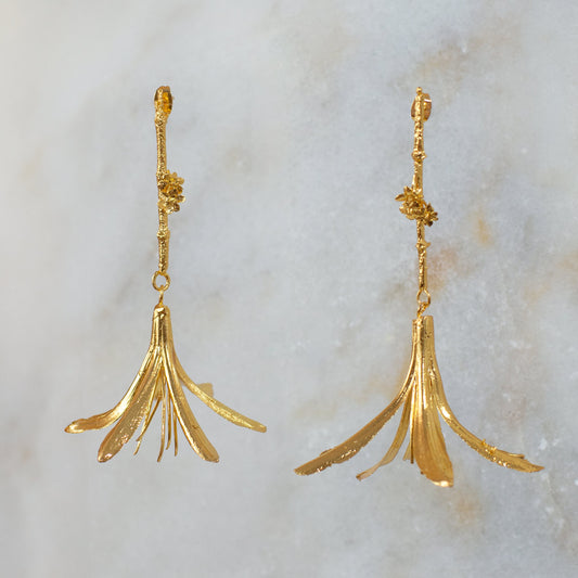 Aretes Lirio Agapanto Ramita Mini Flor Sauco en bronce bañado en oro de 24k, mostrando la combinación única de flores naturales con un diseño artesanal