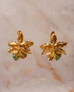 Aretes en flor de orquidea odontoglossum natural inmortalizada con detalles en flores de sauco y esmeraldas colombianas. Acabado en oro de 24 kilates
