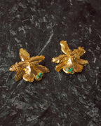 Aretes en flor de orquidea odontoglossum natural inmortalizada con detalles en flores de sauco y esmeraldas colombianas. Acabado en oro de 24 kilates
