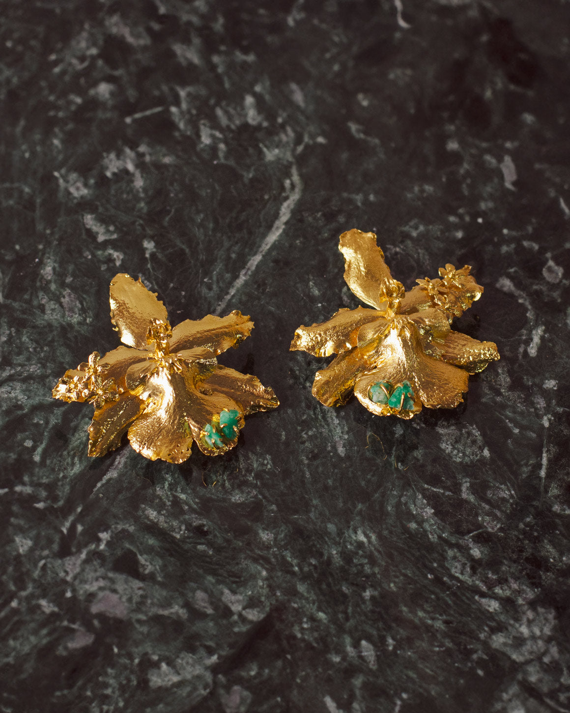 Aretes en flor de orquidea odontoglossum natural inmortalizada con detalles en flores de sauco y esmeraldas colombianas. Acabado en oro de 24 kilates