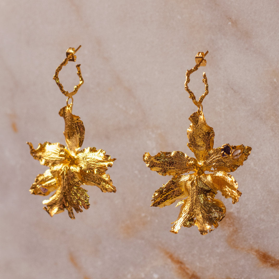 Aretes Orquidea Odontoglossum natural inmortalizado en bronce con cuarzos naturales