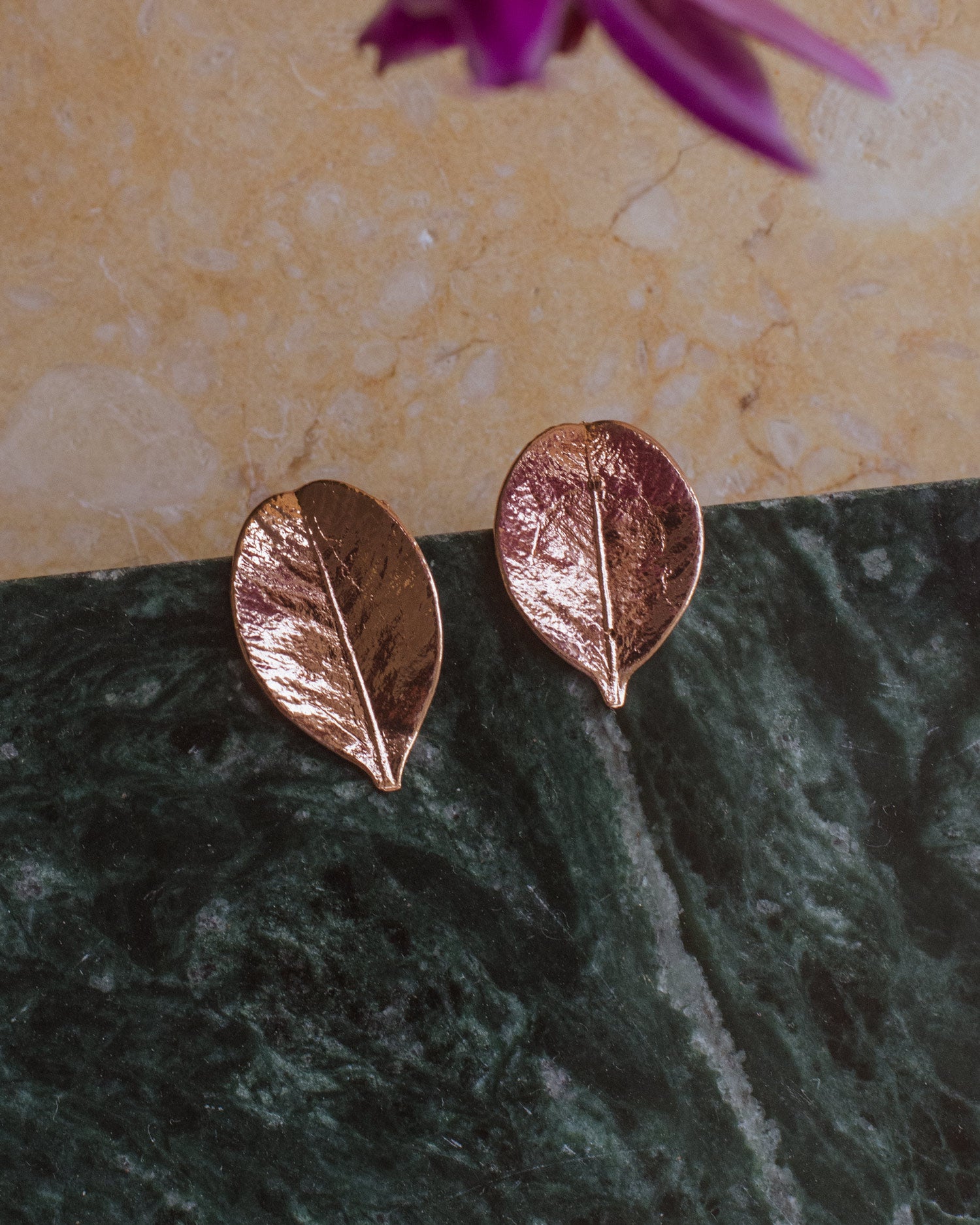 Aretes pequeños con hojas Mona Lisa inmortalizadas, hechos a mano en oro de 24k
