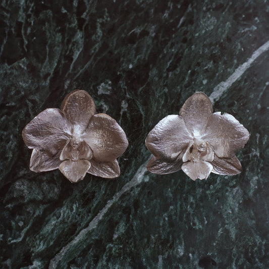 Aretes Orquídea Phalaenopsis Mediana en plata ecológica 925, resaltando la forma elegante y natural de la flor