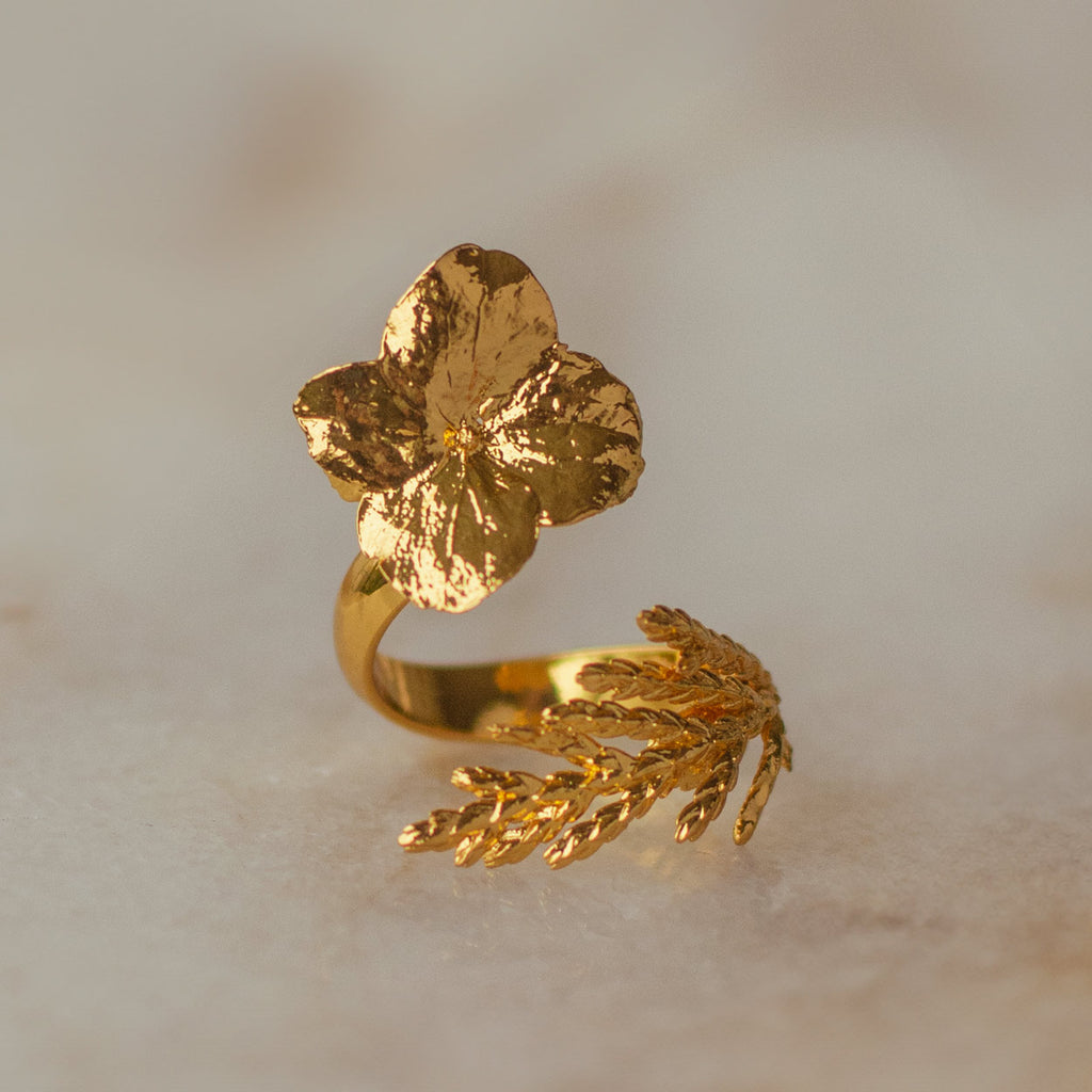 Anillo Hortensia Hoja Pino en bronce bañado en oro de 24k, combinando la elegancia de las flores de hortensia con la sutileza de las hojas de pino