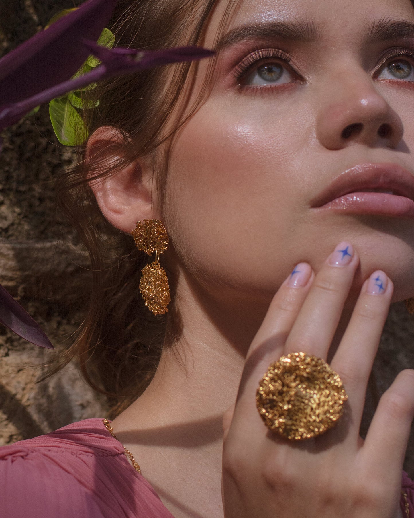Aretes artesanales de luffa con Esmeraldas colombianas bañado en oro de 24 kilates Joyería de lujo sostenible