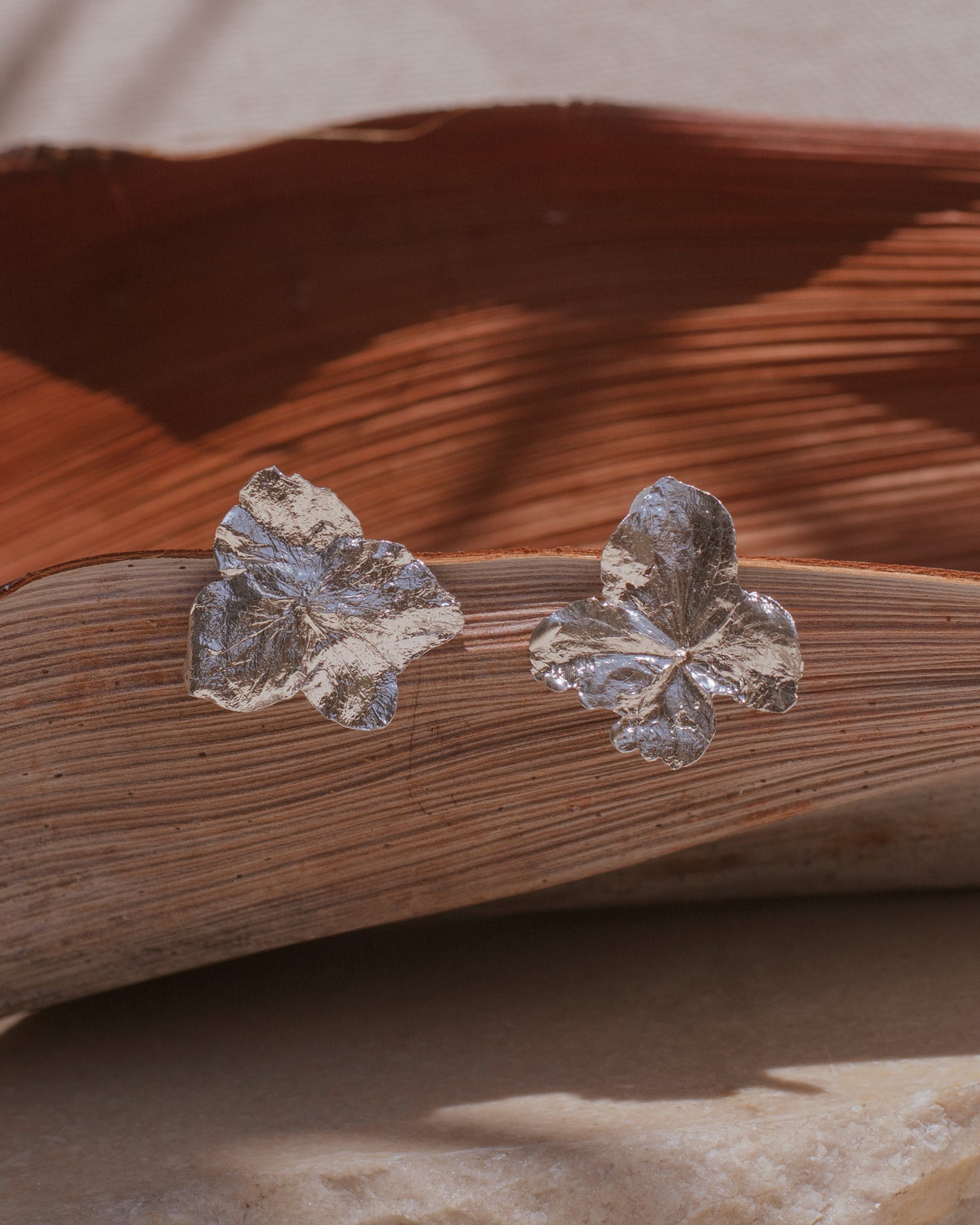 Aretes Topo Hortensia en plata ecológica, representando la singularidad de la flor natural de hortensia inmortalizada.