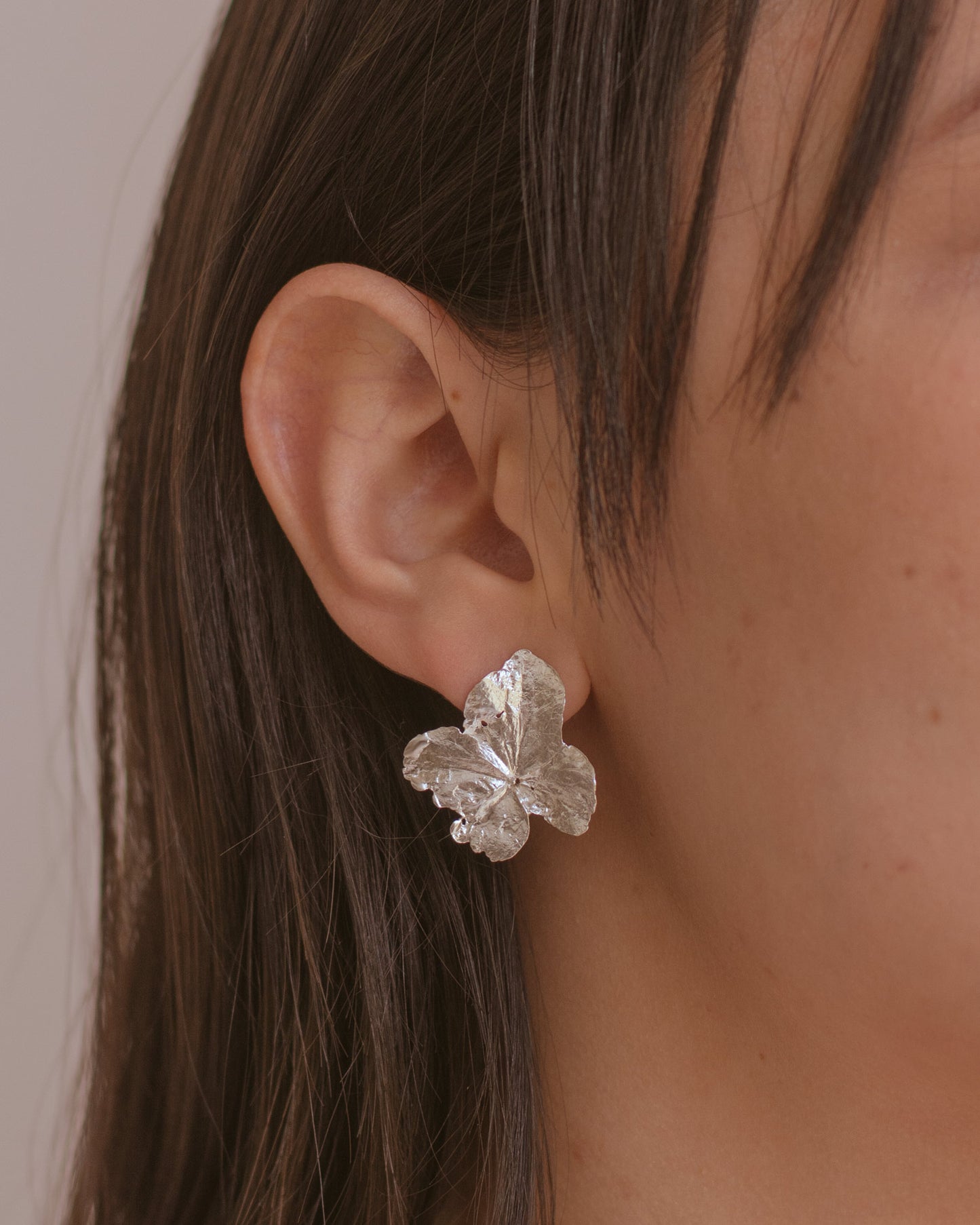 Aretes Topo Hortensia en plata ecológica, representando la singularidad de la flor natural de hortensia inmortalizada.