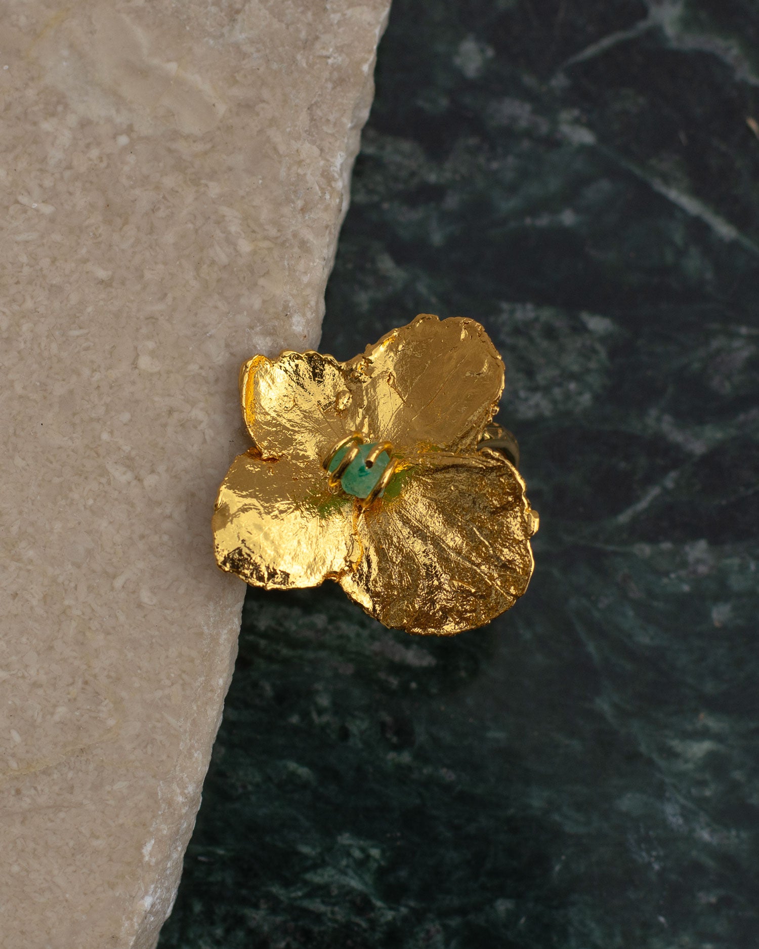 Anillo Hortensia Mediana Con Esmeralda Natural