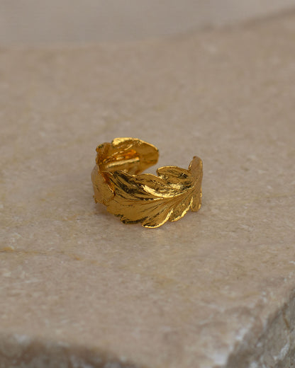 Earcuff Dos Helechos en bronce bañado en oro de 24k, destacando la forma delicada y natural de las hojitas de helecho