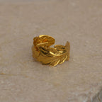 Earcuff Dos Helechos en bronce bañado en oro de 24k, destacando la forma delicada y natural de las hojitas de helecho