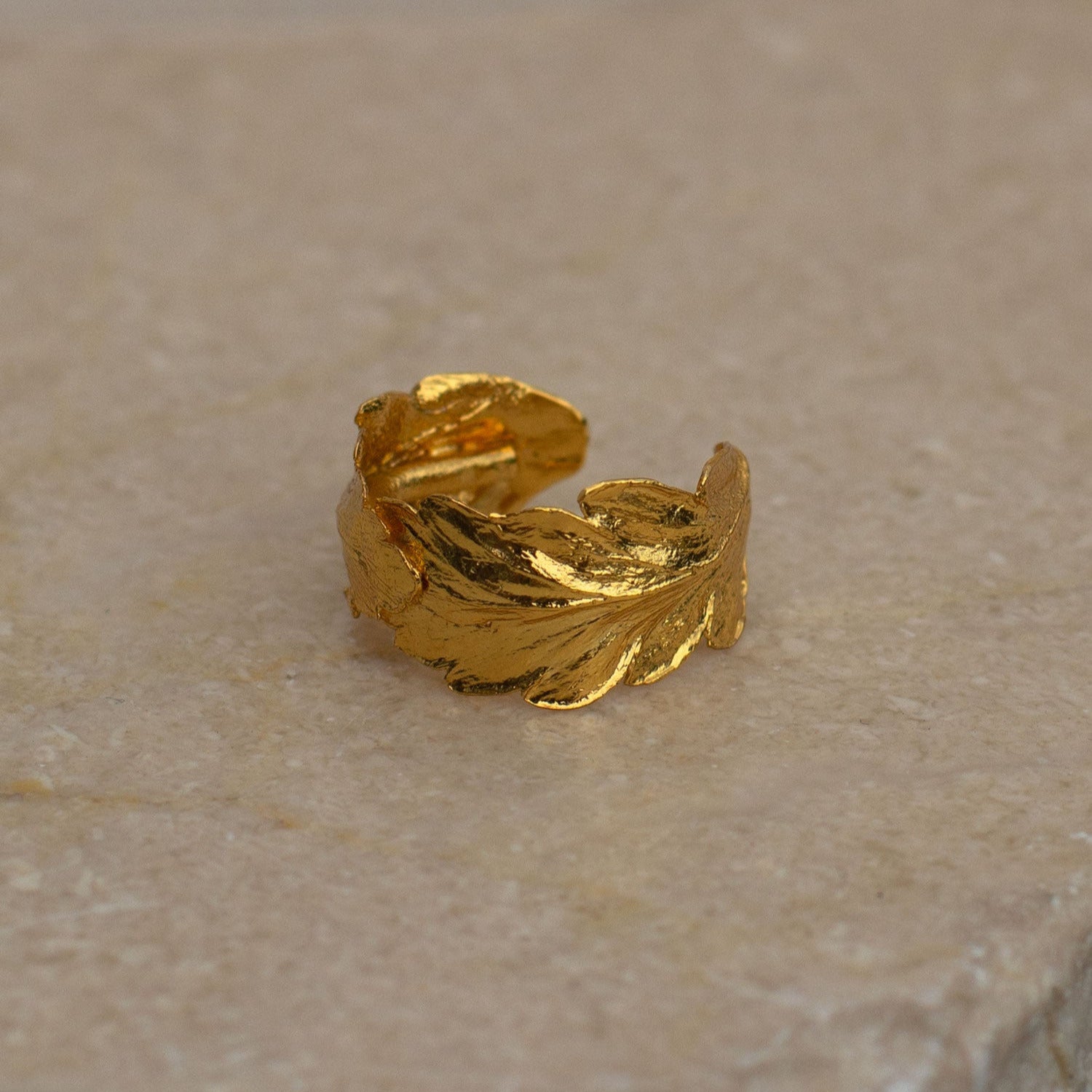 Earcuff Dos Helechos en bronce bañado en oro de 24k, destacando la forma delicada y natural de las hojitas de helecho
