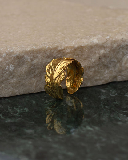 Earcuff Dos Helechos en bronce bañado en oro de 24k, destacando la forma delicada y natural de las hojitas de helecho
