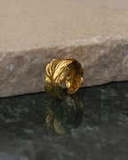 Earcuff Dos Helechos en bronce bañado en oro de 24k, destacando la forma delicada y natural de las hojitas de helecho