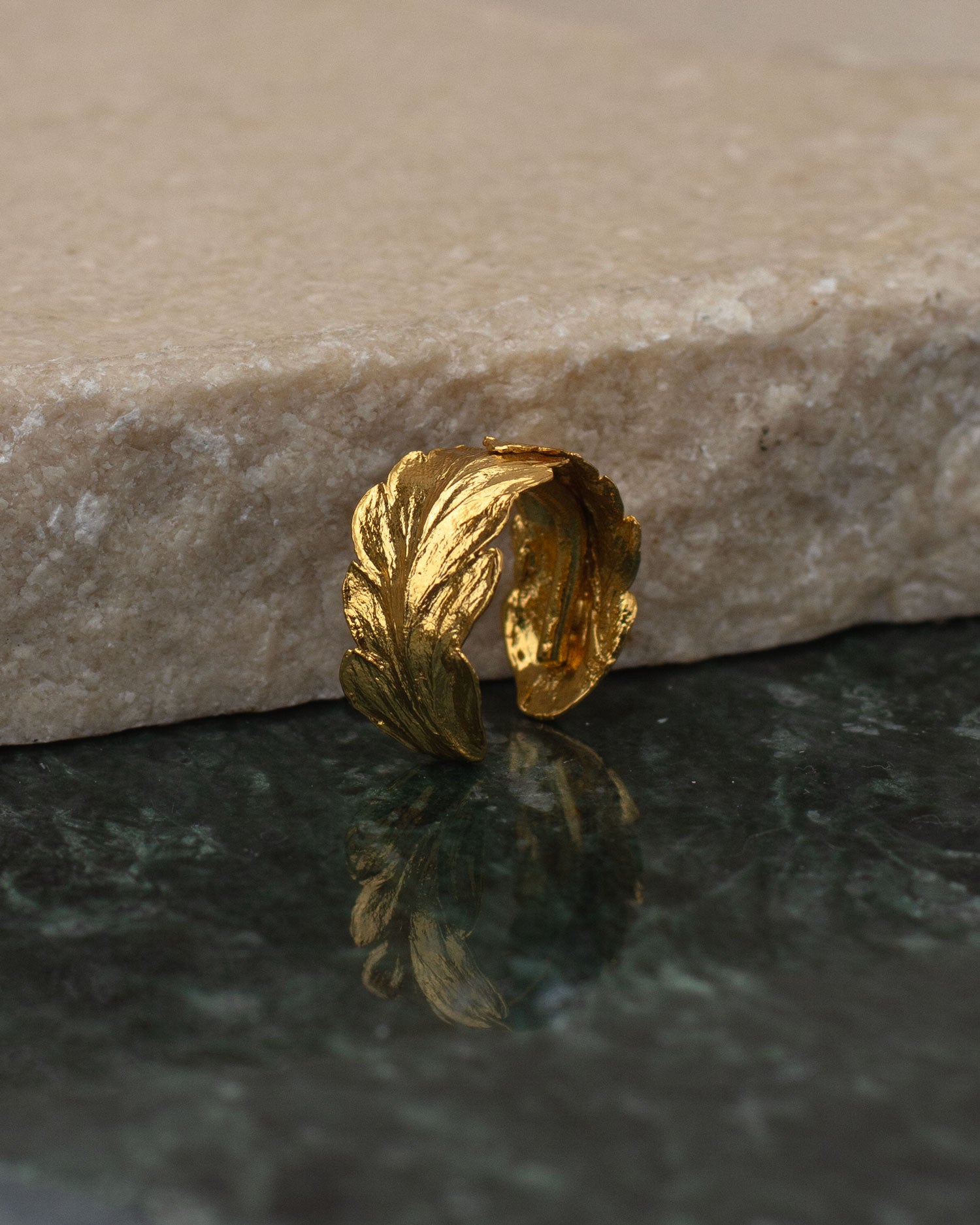 Earcuff Dos Helechos en bronce bañado en oro de 24k, destacando la forma delicada y natural de las hojitas de helecho