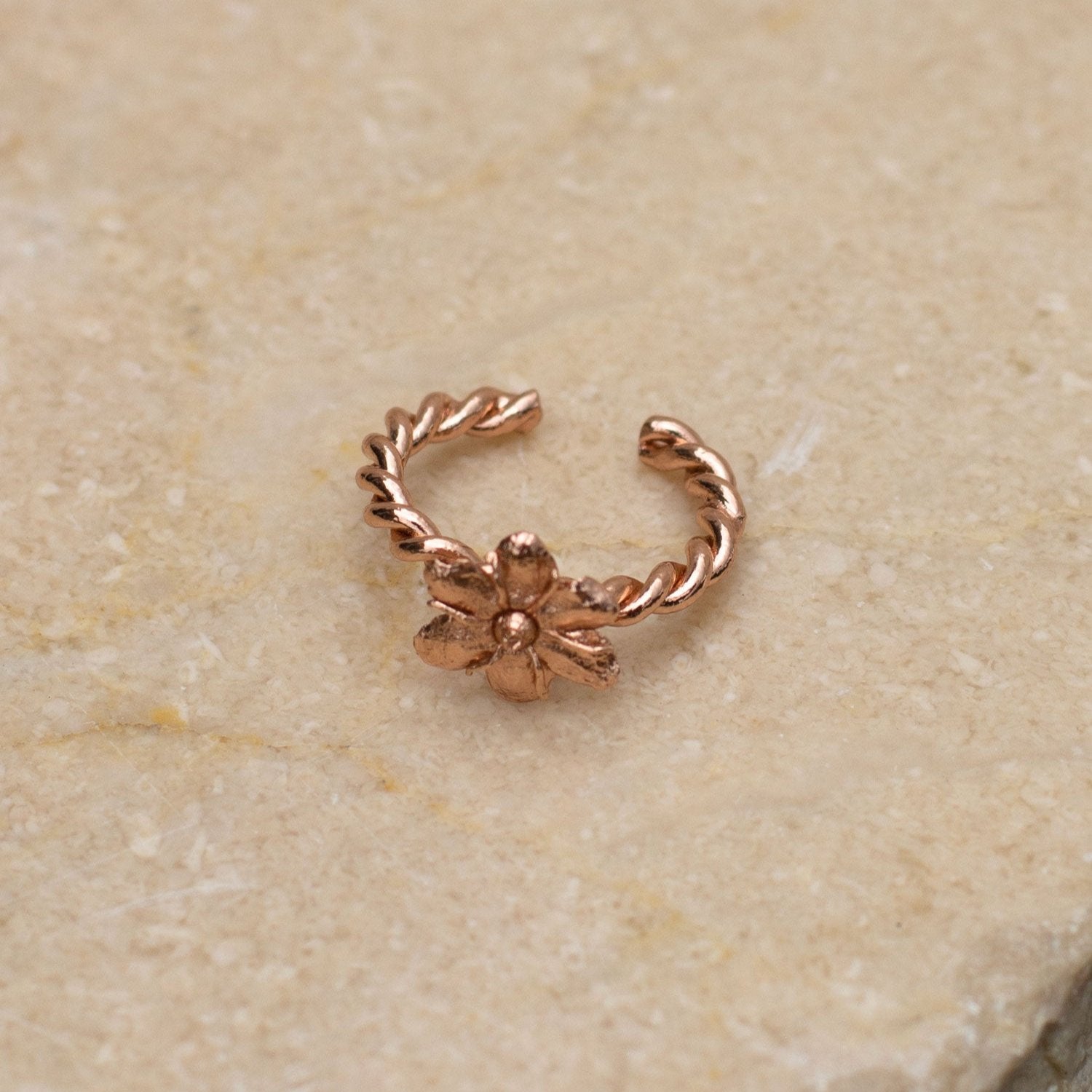 Earcuff Trenza Flor Sauco en bronce bañado en oro de 24k, destacando la delicadeza de las flores naturales de sauco