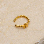 Earcuff Trenza Flor Sauco en bronce bañado en oro de 24k, destacando la delicadeza de las flores naturales de sauco