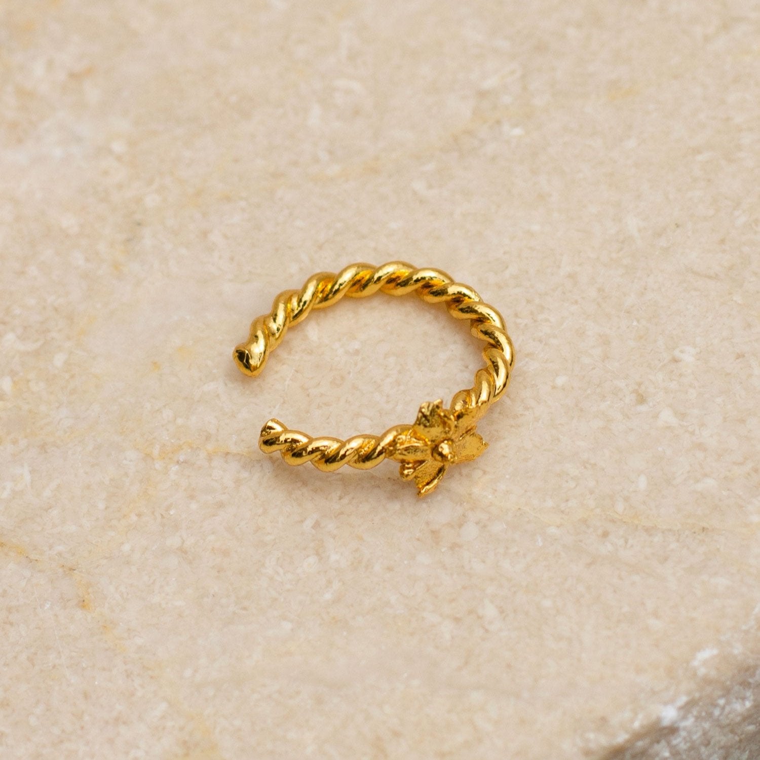 Earcuff Trenza Flor Sauco en bronce bañado en oro de 24k, destacando la delicadeza de las flores naturales de sauco