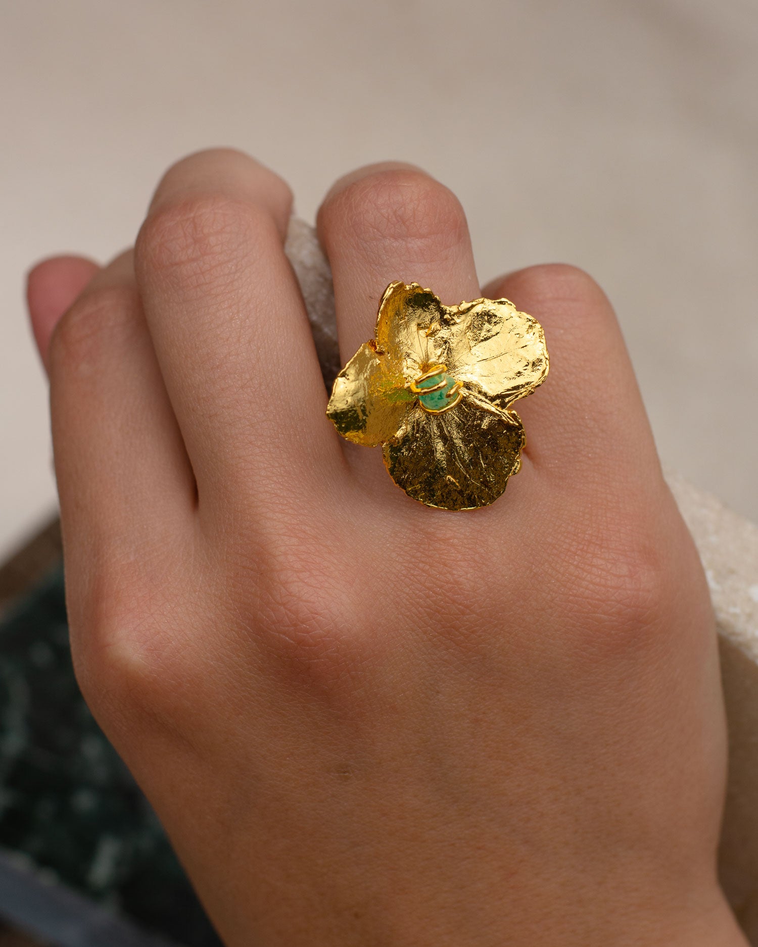 Anillo Hortensia Mediana Con Esmeralda Natural