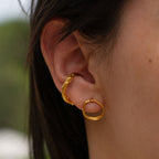 Earcuff Ramita Mediano en bronce bañado en oro de 24k, mostrando la forma natural de las ramitas de palma inmortalizadas