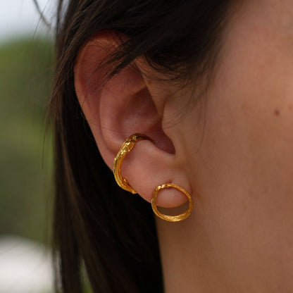 Earcuff Ramita Mediano en bronce bañado en oro de 24k, mostrando la forma natural de las ramitas de palma inmortalizadas